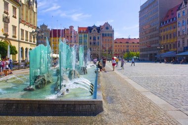 Wroclaw, Polonya - 18 Haziran 2019: Wroclaw 'daki Pazar Meydanı' ndaki cam çeşmenin manzarası