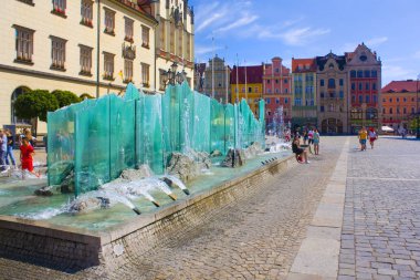 Wroclaw, Polonya - 18 Haziran 2019: Wroclaw 'daki Pazar Meydanı' ndaki cam çeşmenin manzarası