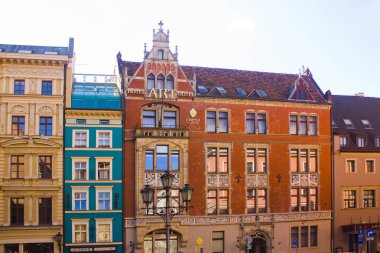 Wroclaw, Polonya - 18 Haziran 2019: Wroclaw'ın Eski Kent'inde eski evlerin cepheleri