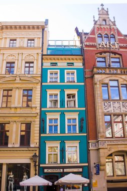 Wroclaw, Polonya - 18 Haziran 2019: Wroclaw'ın Eski Kent'inde eski evlerin cepheleri