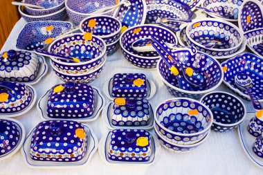 Wroclaw, Polonya - 18 Haziran 2019: Wroclaw satılık geleneksel Polonya seramik