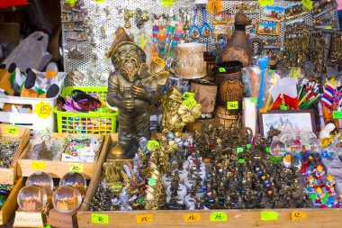 Wroclaw, Polonya - 18 Haziran 2019: Hediyelik eşya mağazasında satılık geleneksel polonya hediyelik eşya