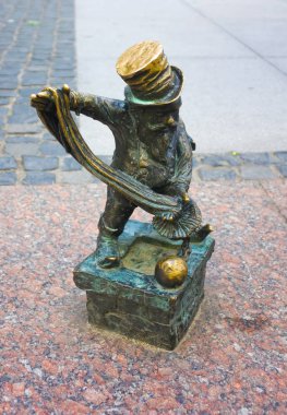 Wroclaw, Polonya - 18 Haziran 2019: Cüce Florianek - Groclaw Old Town'da cüce