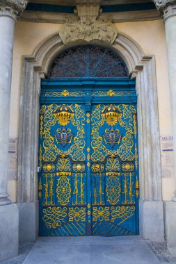 Wroclaw, Polonya - 18 Haziran 2019: Wroclaw Üniversitesi Müzesi'nin lüks mavi kapısı