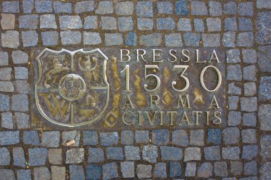 Wroclaw, Polonya - 18 Haziran 2019: Tarihi 1530 Wroclaw ile güzel rögar bronz kapak 