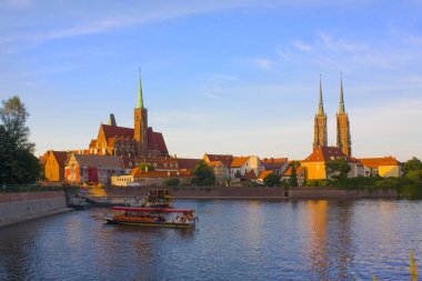 Wroclaw, Polonya - 18 Haziran 2019: Wroclaw'daki Oder Nehri ve Vaftizci Yahya Katedrali manzarası