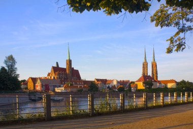 Wroclaw, Polonya - 18 Haziran 2019: Wroclaw'daki Oder Nehri ve Vaftizci Yahya Katedrali manzarası