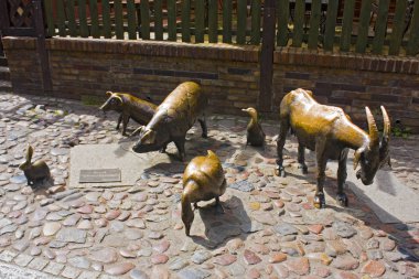 Wroclaw, Polonya - 18 Haziran 2019: Yatki caddesinde bronz çiftlik hayvanları heykelleri - Wroclaw hediyelik eşya dükkanları ile ortaçağ ticari sitesi korunmuş
