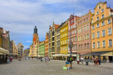 Wroclaw, Polonya - 18 Haziran 2019: Wroclaw Market Meydanı'nda eski tarihi evlerin cepheleri 