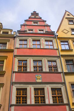 Wroclaw, Polonya - 18 Haziran 2019: Wroclaw'ın Eski Kent'indeki eski evin cephesi