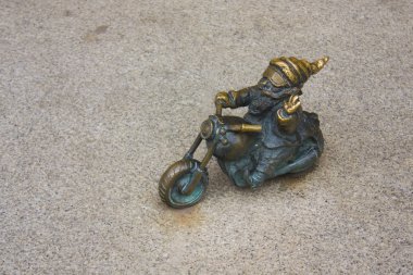 Wroclaw, Polonya - 18 Haziran 2019: Wentyl adıyla küçük bronz heykel gnome - Wroclaw motosiklet üzerinde gnome-bisikletçi