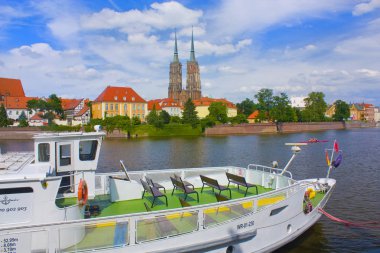 Wroclaw, Polonya - 18 Haziran 2019: Wroclaw'daki Oder Nehri ve Vaftizci Yahya Katedrali manzarası
