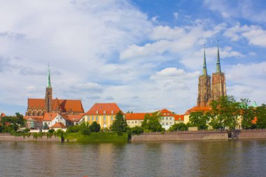 Wroclaw, Polonya - 18 Haziran 2019: Wroclaw'daki Oder Nehri ve Vaftizci Yahya Katedrali manzarası