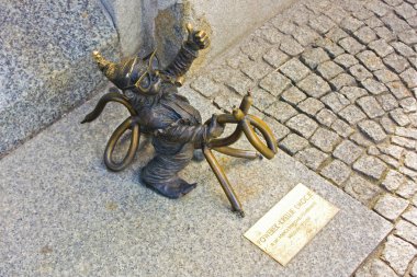 Wroclaw, Polonya - 18 Haziran 2019: Cüce Powerek - Wroclaw Old Town cüce