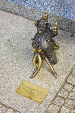 Wroclaw, Polonya - 18 Haziran 2019: Cüce Powerek - Wroclaw Old Town cüce
