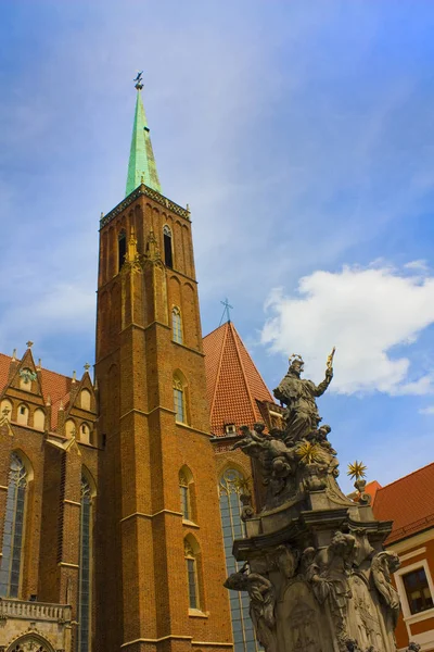 弗罗茨瓦夫 2019年6月18日 内波穆克圣约翰雕像和弗罗茨瓦夫圣十字教堂 — 图库照片