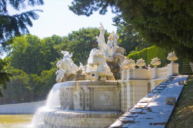 Viyana, Avusturya-30 Haziran 2019: Viyana 'daki Schonbrunn Park 'ta Neptune Çeşmesi