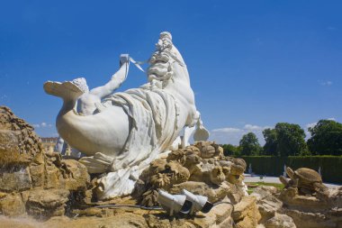 Viyana, Avusturya - 30 Haziran 2019: Viyana'daki Schonbrunn parkında Neptün Çeşmesi'nin parçası