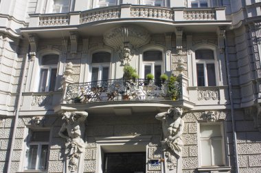 Viyana, Avusturya - 30 Haziran 2019: Viyana Eski Kent'teki eski tarihi binanın cephesi