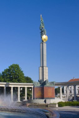 Viyana, Avusturya - 30 Haziran 2019: Viyana'daki Schwarzenbergplatz meydanında Sovyet askerleri anıtı