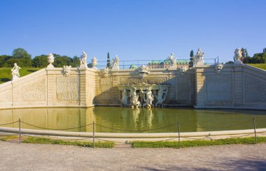 Viyana, Avusturya-30 Haziran 2019: Viyana 'da Belvedere Parkı 'nda Çeşme