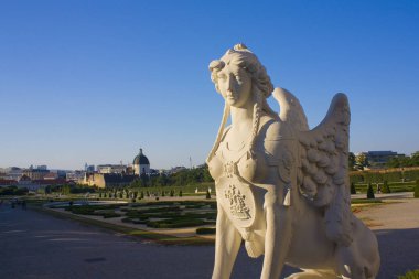 Viyana, Avusturya - 30 Haziran 2019: Viyana'da Sfenks heykeli ile Belvedere Parkı manzarası