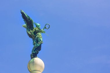 Viyana 'da mavi bir gökyüzü önünde bir kanat meleği heykeli, Avusturya