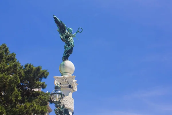 Escultura Ángel Alar Frente Cielo Azul Viena Austria — Foto de Stock