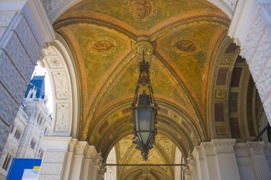 Viyana, Avusturya - 30 Haziran 2019: Viyana'daki eski Avusturya binasının kemerleri