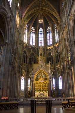 Viyana, Avusturya - 30 Haziran 2019: Adak Kilisesi (Votivkirche) sunağı ile Viyana'da neo-Gotik bir kilise