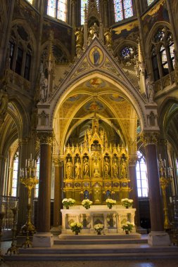 Viyana, Avusturya - 30 Haziran 2019: Adak Kilisesi (Votivkirche) sunağı ile Viyana'da neo-Gotik bir kilise