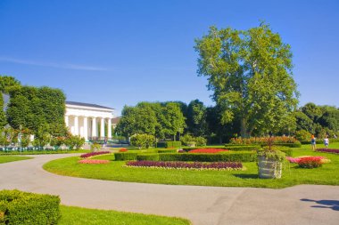 Viyana, Avusturya - 30 Haziran 2019: Volksgarten (Halk Bahçesi) - Viyana'daki halk parkı