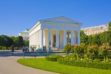 Viyana, Avusturya - 30 Haziran 2019: Portico at Volksgarten (Halk Bahçesi) - Viyana'daki halk parkı