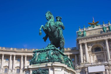Viyana, Avusturya - Jule 30, 2019: Viyana'daki Heldenplatz'da Anton Dominick Ritter von Fernkorn 'un (1865) Savoy Prensi Eugene'in binicilik heykeli