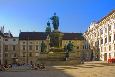 Viyana, Avusturya - 30 Haziran 2019: Viyana'daki Hofburg Sarayı'nın avlusında Kayzer Franz Joseph I Anıtı