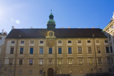 Viyana, Avusturya-30 Haziran 2019: Hofburg parçası (müzeler ile Barok Saray Kompleksi)-Viyana 'da güneş saati ile bina