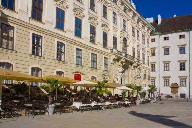 Viyana, Avusturya - 30 Haziran 2019: Hofburg avlusu içinde sokak kafe - Viyana barok saray kompleksi