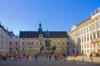 Viyana, Avusturya - 30 Haziran 2019: Viyana'daki Hofburg Sarayı'nın avlusında Kayzer Franz Joseph I Anıtı