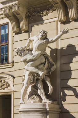 Viyana, Avusturya - 30 Haziran 2019: Hofburg'daki Herkül Heykeli - Viyana'da müzeleri olan barok saray kompleksi