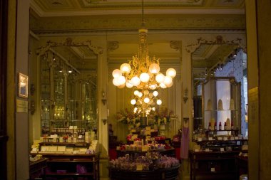 Viyana, Avusturya - 30 Haziran 2019: Demel, 1786 yılında Viyana'da kurulmuş ünlü bir pastane ve çikolatacıdır. Şirket İmparatorluk ve Kraliyet Mahkemesi'ne bir Purveyor unvanını taşımaktadır.