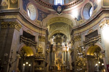 Viyana, Avusturya - 30 Haziran 2019: Viyana'daki St Peter Kilisesi'nin (Peterskirche) lüks iç tasarımı