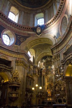 Viyana, Avusturya - 30 Haziran 2019: Viyana'daki St Peter Kilisesi'nin (Peterskirche) lüks iç tasarımı