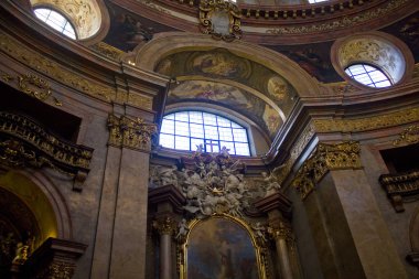 Viyana, Avusturya - 30 Haziran 2019: Viyana'daki St Peter Kilisesi'nin (Peterskirche) lüks iç tasarımı