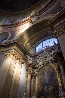 Viyana, Avusturya - 30 Haziran 2019: Viyana'daki St Peter Kilisesi'nin (Peterskirche) lüks iç tasarımı