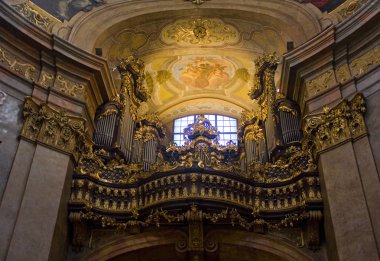 Viyana, Avusturya - 30 Haziran 2019: Viyana'daki St Peter Kilisesi'nin (Peterskirche) lüks iç tasarımı