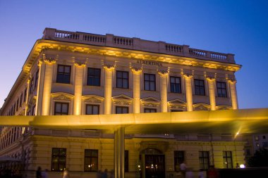 Viyana, Avusturya - 30 Haziran 2019: Albertina Sanat Müzesi Viyana'da gece