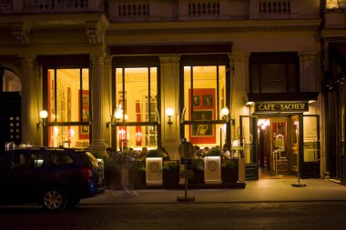 Viyana, Avusturya - 30 Haziran 2019: Ünlü mutfak cazibe - Cafe Sacher Viyana'da