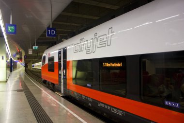 Viyana, Avusturya - 30 Haziran 2019: Viyana havaalanındaki tren istasyonunda 