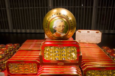 Viyana, Avusturya - 30 Haziran 2019: Hediyelik eşya mağazasında Mozart çikolatalı tatlılar