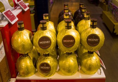 Viyana, Avusturya - 30 Haziran 2019: Mozart Çikolatalı Krema - Avusturya'dan Sütlü Çikolata Liquer